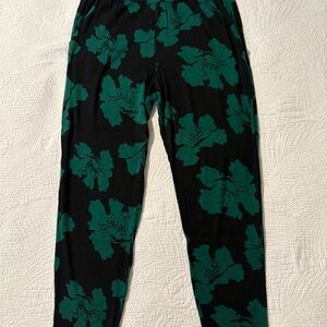 Ava Sky black and green pants pockets